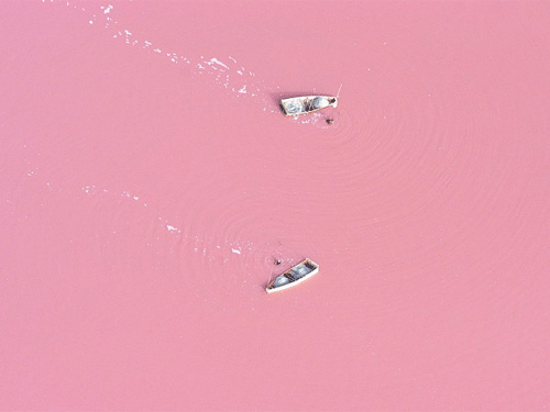 Hồ Retba ở Senegal ở Tây Phi: Với diện tích 3km vuông, hồ Retba nằm cách thủ đô Dakar của Senegal 35km về phía Đông Bắc. Điểm khác biệt và nổi bật của Retba chính là ở màu sắc lạ thường, độc đáo. Tùy vào các thời điểm trong ngày, nước ở đây sẽ chuyển từ màu tím nhạt sang màu sữa dâu ngọt ngào.